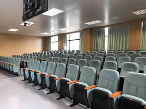 花都保利第二小学课桌椅图片