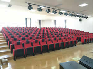 福州永泰城峰中心小学礼堂椅图片