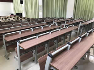 广西百色市城西小学 学生课桌阶梯排椅图片