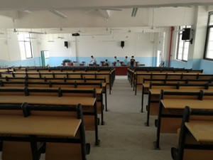 广西来宾八一中学 学生课桌椅图片