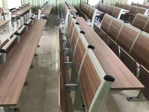 广西百色市城西小学 学生课桌阶梯排椅图片