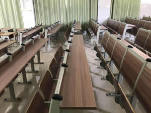 广西百色市城西小学 学生课桌阶梯排椅图片