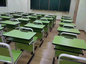 湖北某小学学生课桌椅图片