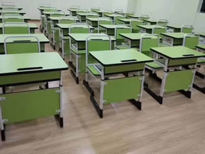湖北某小学学生课桌椅图片