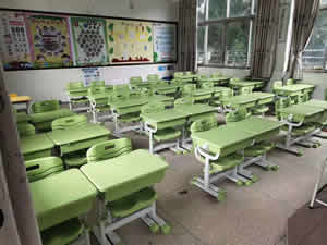 湖南某小学学生课桌椅图片