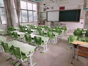 湖南某小学学生课桌椅图片